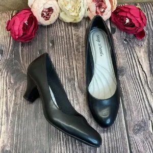 Easy Street Black Proper Pumps 8.5M