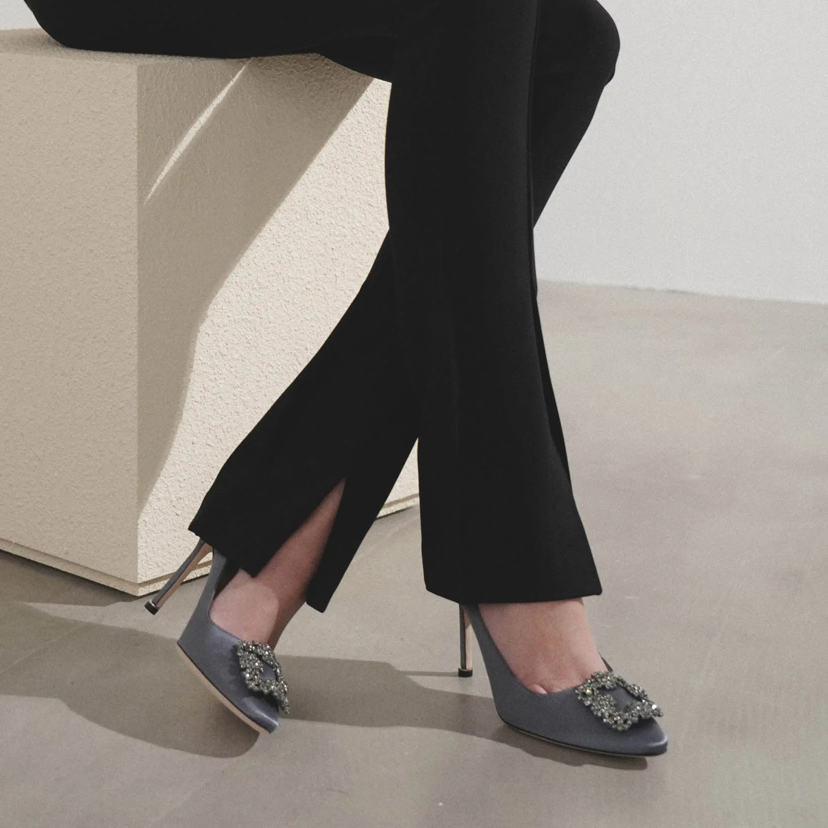 Hangisi 105 grey satin pumps